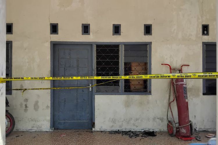 Kamar mess pabrik PT Sungai Budi Jember yang menjadi tempat penemuan mayat Febri Arisandi telah dipasang police line, Jum'at (22/8/2025).