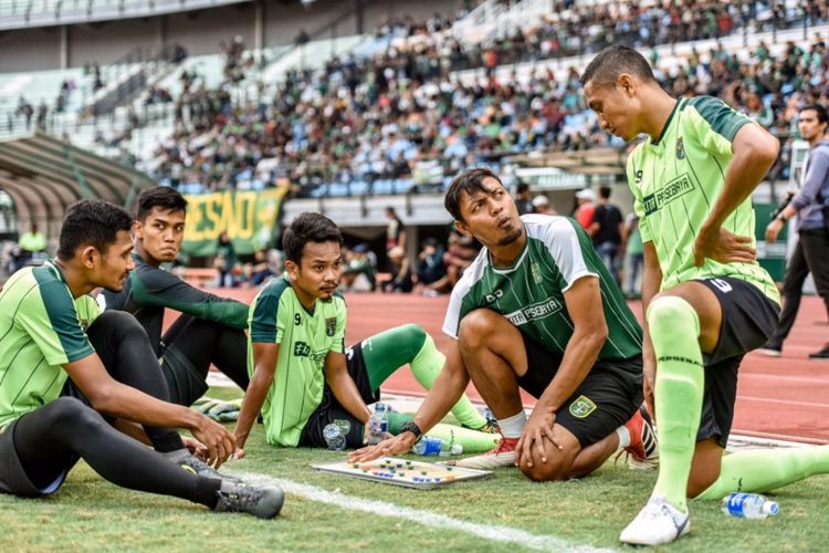 Asisten Pelatih Persebaya Surabaya, Bejo Sugiantoro memberika  instruksi khusus kepada Andri Mauladi dan M. Syaifudin dalam laga uji coba kontra PS Kota Pahlawan di Stadion Gelora Bung Tomo, Rabu (3/10/2018).