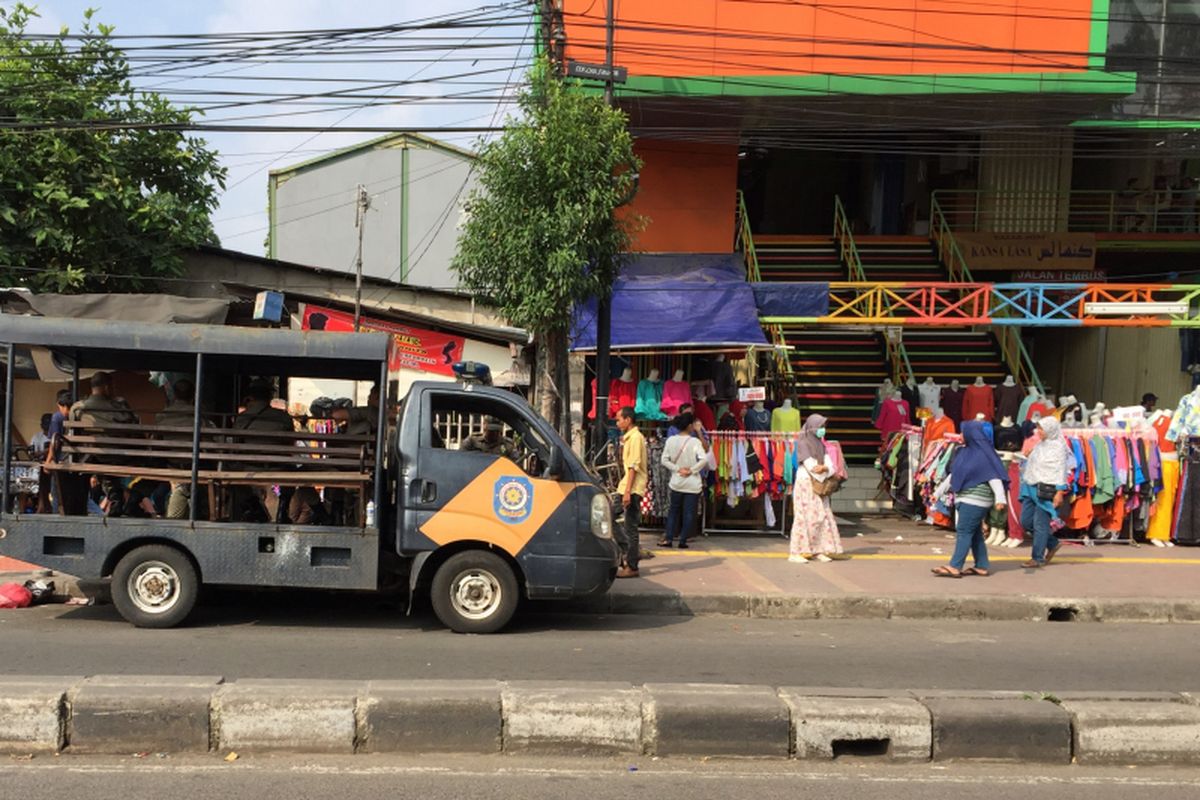 Suasana dekat Stasiun Tanah Abang, Jakarta Pusat, Selasa (3/7/2017) sore. Pekan awal setelah libur Lebaran 2017, kawasan Tanah Abang masih lengang, terlihat dari trotoar yang sepi dari pedagang.