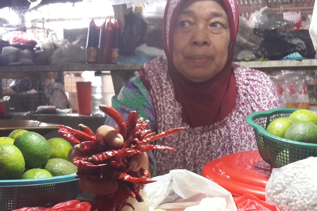 Seorang pedagang di Pasar Dinoyo Kelurahan Merjosari, Kota Malang saat menunjukkan cabai impor, Jumat (3/3/2017)