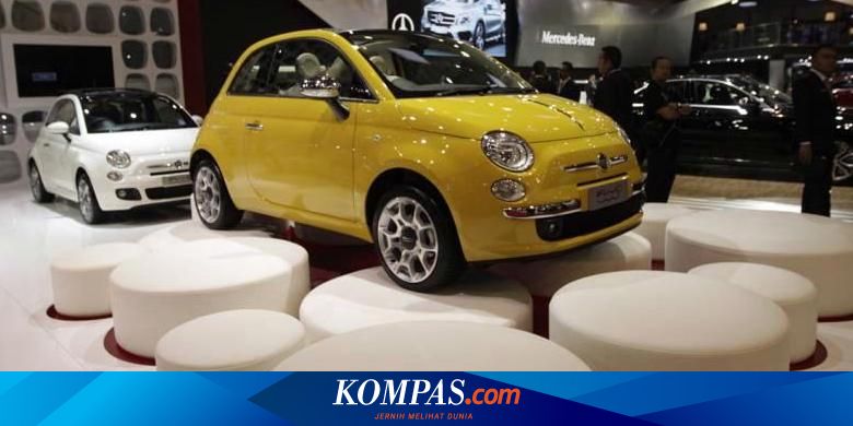 Pemandangan Mobil Di Atas Sofa
