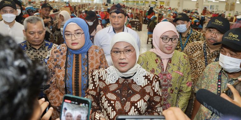 Menteri Ketenagakerjaan (Menaker) Republik Indonesia (RI) Ida Fauziyah saat meninjau proses produksi Sigaret Kretek Tangan (SKT) PT Djarum di Karang Bener, Bae, Kudus, Jawa Tengah, Rabu (31/5/2023).
