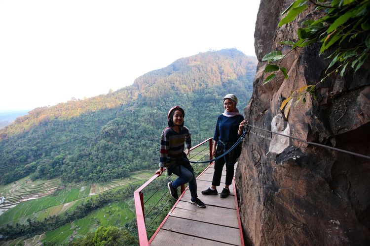 Objek wisata Gumuk Reco, Banyubiru, Kabupaten Semarang, Jawa Tengah, Kamis (30/5/2019). Berbagai wahana seperti panjat tebing, jembatan gantung, ayunan, dan lokasi swafoto menjadi daya tarik lokasi wisata ini.