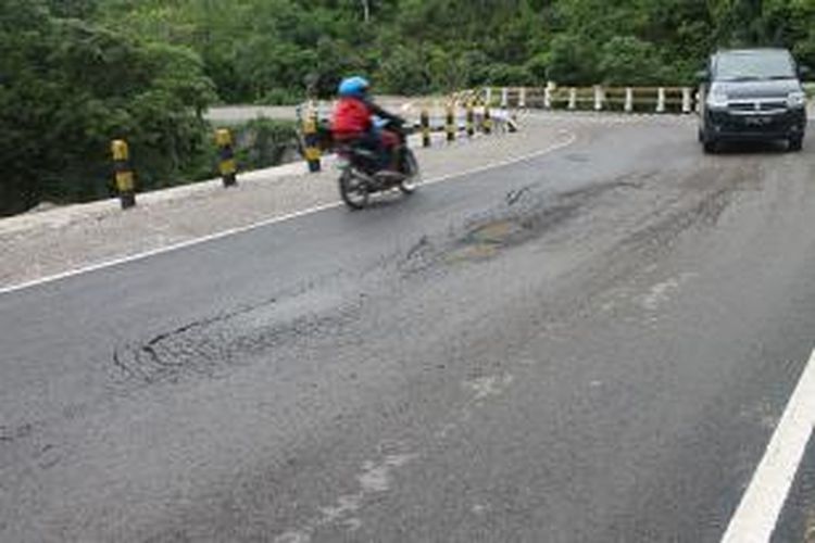 Paket proyek pekerjaan peningkatan struktur jalan, sejauh 935 meter dengan dana Rp 18,9 miliar di Jalan Trans Timor tepatnya di Desa Oeparigi, Kecamatan Noemuti, Kabupaten Timor Tegah Utara (TTU) Nusa Tenggara Timur (NTT), yang baru seminggu kelar terlihat rusak parah, Minggu (4/1/2015)