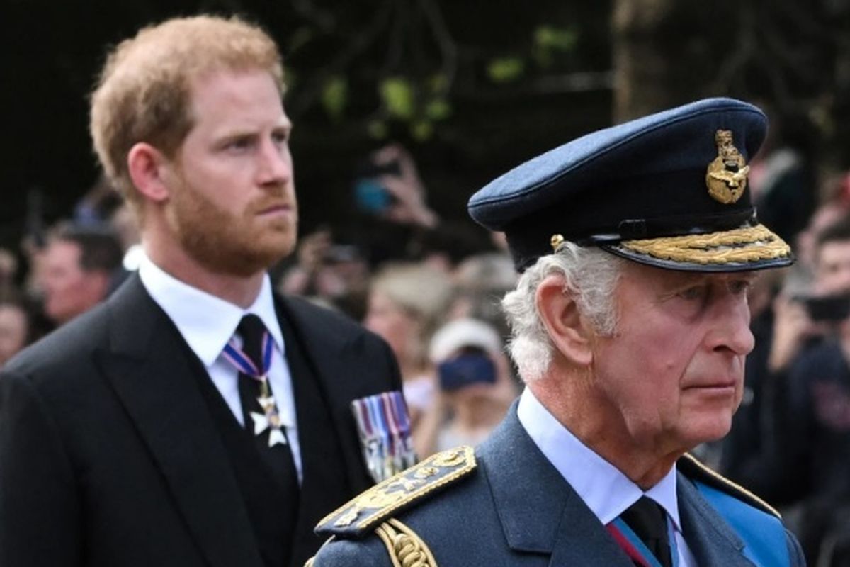 Pangeran Harry dan Raja Charles menghadiri pemakaman Ratu Elizabeth pada September 2022. 