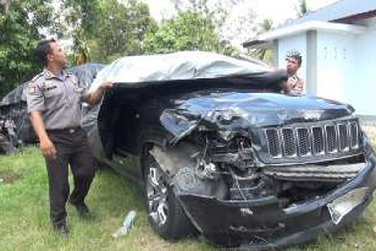 Petugas kepolisian sedang menarik cover mobil dinas Wakil Gubernur Aceh Muzakkir Manaf, mobil ringsek dibagian depan akibat kecelakan maut yang terjadi di Aceh Besar, Minggu sore (21/2/2016).*****
