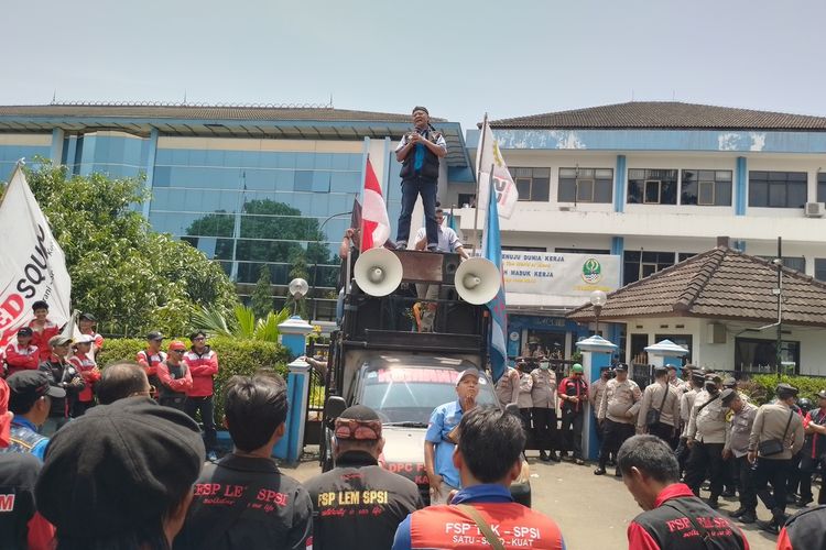 Buruh Kepung Kantor Disnakertrans Jabar, Tuntut Aturan Masa Kerja di Atas 1 Tahun Diterbitkan