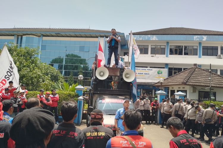 Buruh unjuk rasa di kantor Disnakertrans Jabar, Rabu (27/12/2023)