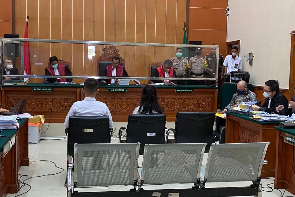 Eks Kapolres Bukittinggi AKBP Dody Prawiranegara dan Linda Pujiastuti menjadi saksi mahkota dalam sidang terdakwa kasus peredaran narkotika jenis sabu Irjen Teddy Minahasa di Pengadilan Negeri Jakarta Barat, Senin (27/2/2023). 