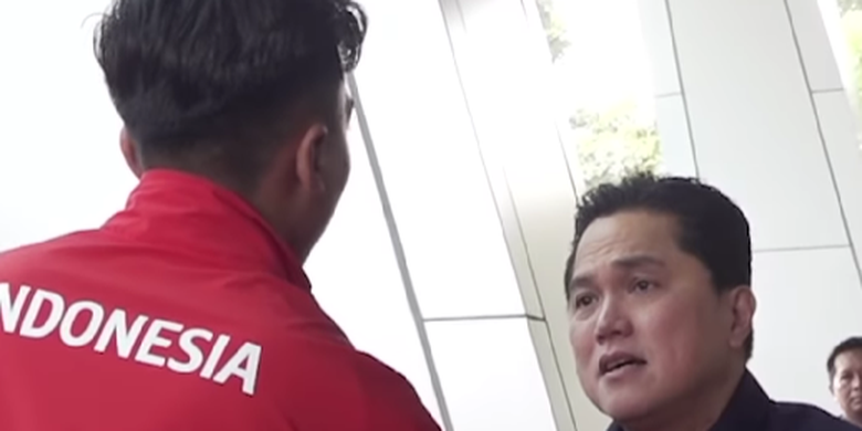 Ketum PSSI, Erick Thohir, saat menyambut para pemain dan official Timnas U17 Indonesia yang tiba di Tanah Air usai berjuang di Piala Dunia U17 2025.