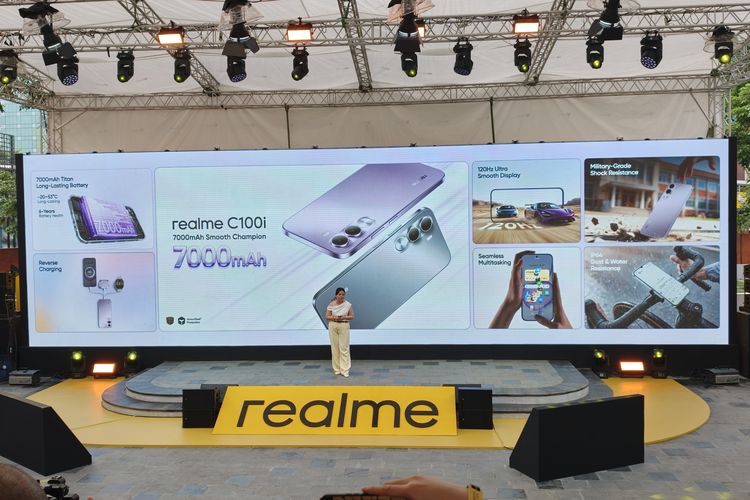 Spesifikasi inti Realme C100i ditampilkan di panggung peluncuran Realme C100 Series di Universitas Katolik Atma Jaya, Jakarta Selatan, Kamis (7/5/2026).