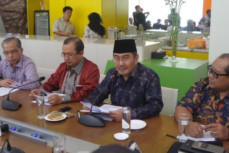 Ketua Umum Ikatan Cendekiawan Muslim Indonesia (ICMI) Jimly Asshidiqque bersama jajaran pengurus ICMI di Kantor ICMI Jalan Proklamasi, Jakarta Pusat, Selasa (3/1/2017)