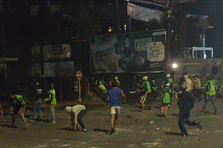 Mahasiswa dan Ojol Terlibat Bentrok di Makassar saat Peringati Tiga Dekade Amarah