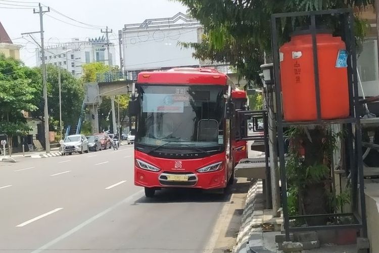 Saat bus Trans Semarang melalui Jalan Pandanaran, Kota Semarang, Jawa Tengah. 
