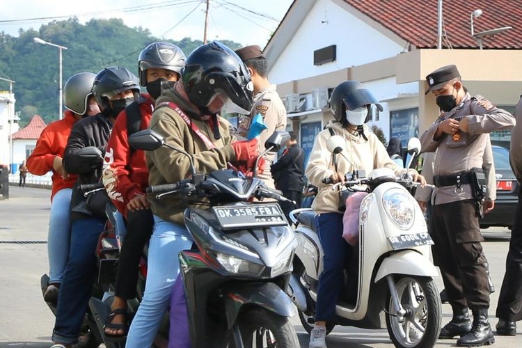 Pelabuhan Lembar Lombok adalah pelabuhan yang melayani rute Lombok menuju ke Padang Bai Bali. Jadwal Pelabuhan Lembar adalah setiap 90 menit sekali.