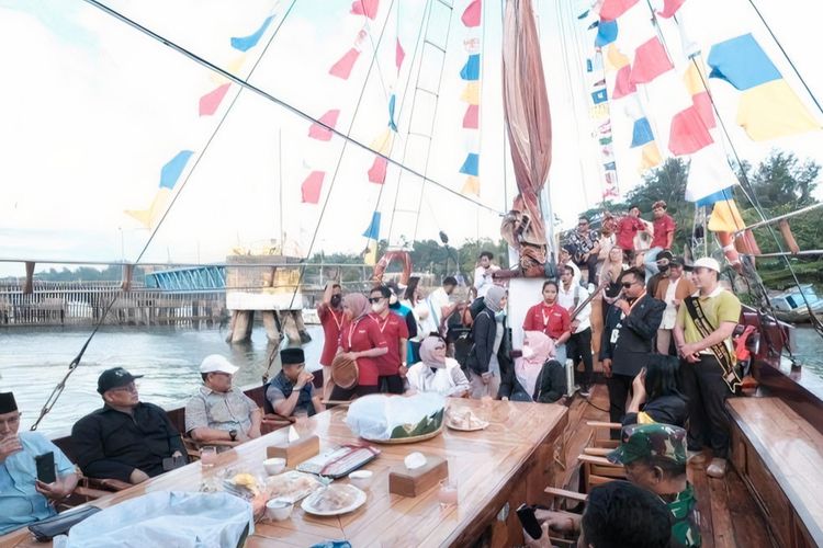 Menikmati pemandangan matahari terbenam di atas Kapal Pinisi Pusaka Indonesia di Teluk Balikpapan.