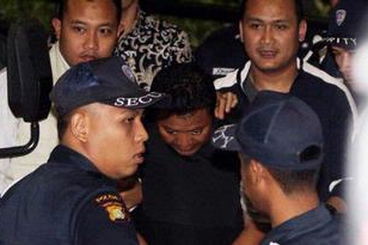 Bupati Buol Amran Batalipu (tengah) digiring petugas masuk ke kantor KPK Jakarta Selatan, Jumat (6/7/2012). Amran diduga menerima suap izin pembebasan lahan di Buol. 