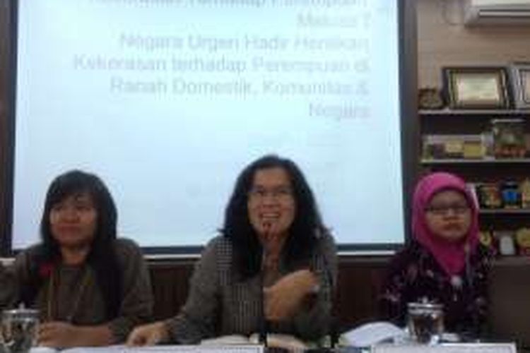 Ketua Komisi Nasional Anti Kekerasan terhadap Perempuan (Komnas Perempuan) Azriana, saat memberikan keterangan pers terkait Catatan Tahunan (Catahu) tahun 2016, yang diluncurkan oleh Komnas Perempuan setiap tahun bertepatan dengan Hari Perempuan Internasional 8 Maret, di Jakarta Pusat, Senin (7/3/2016).





