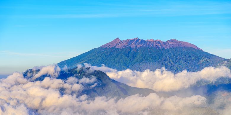 Pemandangan Gunung Raung dilihat dari Gunung Ijen, Banyuwangi, Jawa Timur.