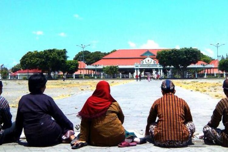 Mengenakan pakaian jawa, lima orang PKL aksi topo pepe di alun-alun Utara Keraton Ngayogyakarta Hadiningrat