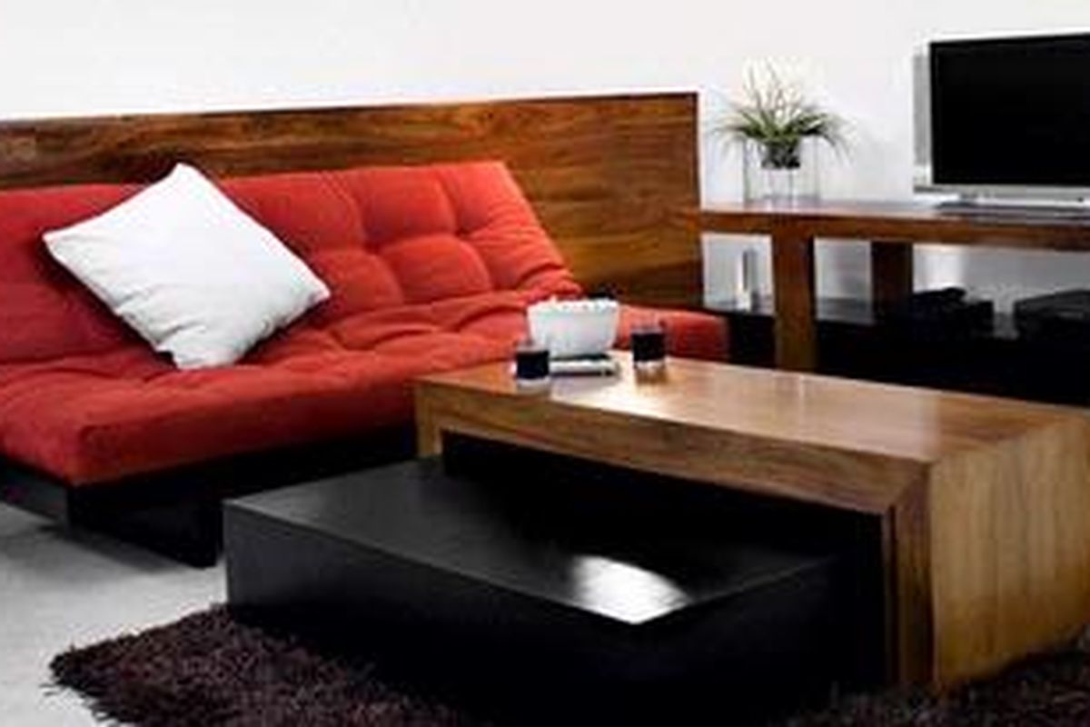 Dengan gaya kasual Anda sebetulnya tak memerlukan sofa, tetapi cukup dengan karpet, bantal-bantal besar, dan meja ukuran rendah seperti halnya di rumah-rumah tradisional Jepang.