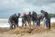 Plt Bupati Trenggalek Ajak Komunitas Motor Bersihkan Pantai di Kawasan Konservasi Penyu