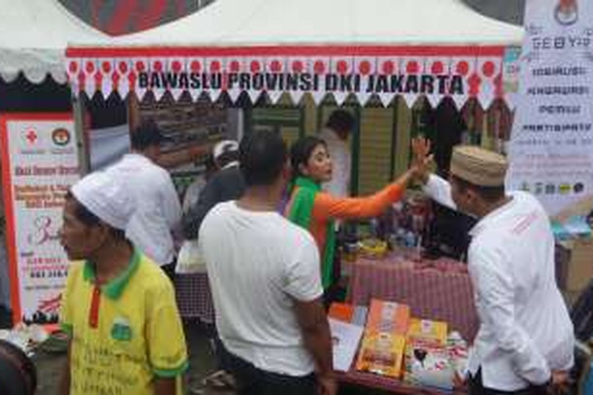 Stan Bawaslu Provinsi DKI pada kegiatan Car Free Day (CFD) di Jalan Thamrin, Jakarta Pusat, Minggu (14/8/2016).