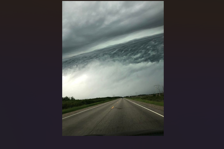 Seorang wanita Minnesota baru-baru ini menangkap formasi awan luar biasa yang tampak seperti lautan di langit dalam foto yang sekarang viral.
