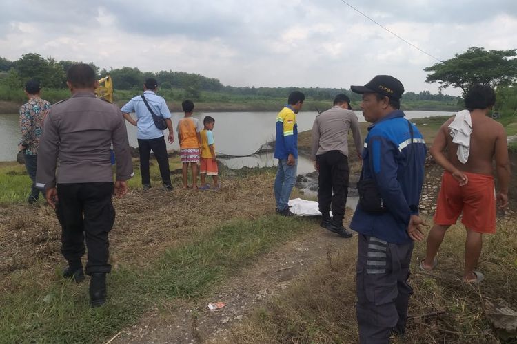Kapolsek Padangan, Kompol Hufron Nurrohim, bersama petugas dari BBWS Bengawan Solo sedang melihat lokasi tanggul waduk yang jebol yang mengakibatkan jalan poros desa terputus, Kamis (7/3/2024)