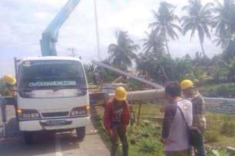 Pekerja PLN sedang memperbaiki tiang listrik di Trieng Gadeng, Pidie Jaya, Kamis (8/12/2016)
