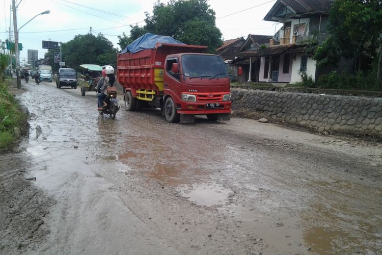 Jalan Kyai Asyari Kaliwungu Kendal Jawa Tengah, rusak parah 