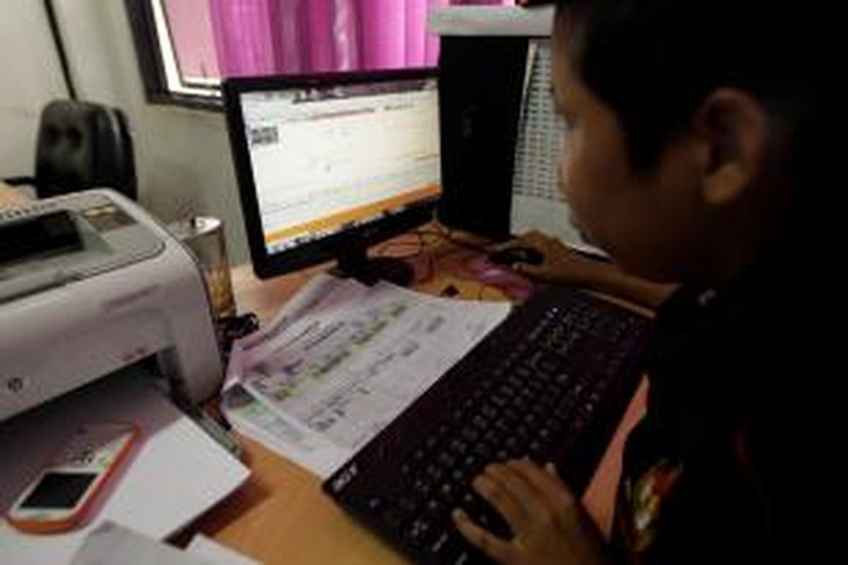 Petugas memasukkan data pemutakhiran pemilih pemilu 2014, di Kelurahan Kenari, Jakarta, Selasa (4/6/2013). Komisi Pemilihan Umum mulai melakukan pendataan daftar pemilih untuk ikut dalam pemilihan umum 9 April 2014. 