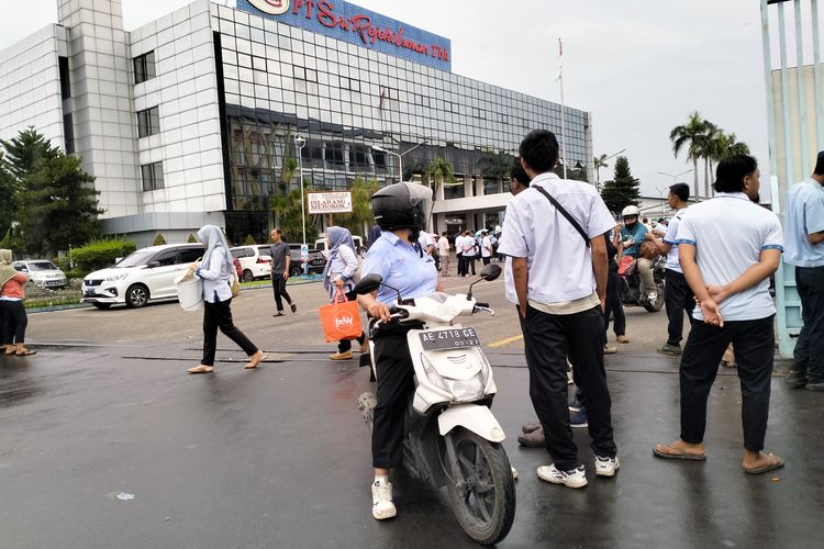 Sejumlah karyawan saat hendak pergi setelah mengikuti acara perpisahan dengan keluarga Lukminto, Jumat (1/3/2025)