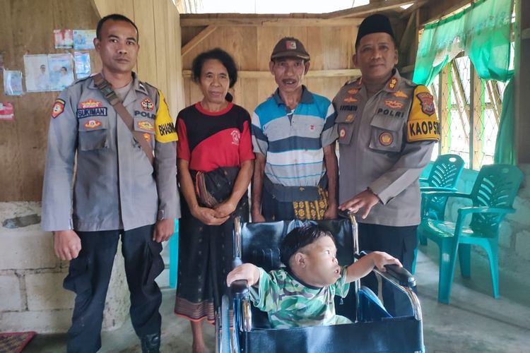 Kapolres Manggarai Timur, AKBP Suryanto, menyerahkan kursi roda kepada seorang penyandang disabilitas, Vitoria Eping, di Kampung Weong, Desa Rana Gapang, Kecamatan Elar, Manggarai Timur, Minggu (17/3/2024).