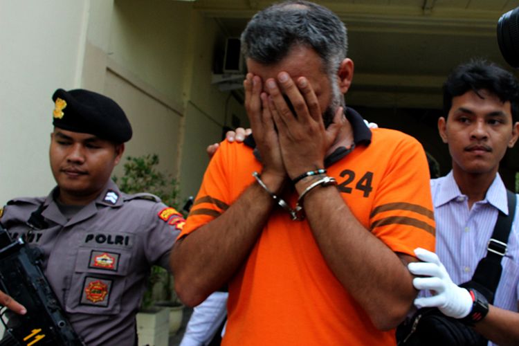 Warga Negara Asing (WNA) asal Turki, Yunus Emre Senbayik (38), pelaku skimming, dibekuk aparat Polres Kota Mataram.