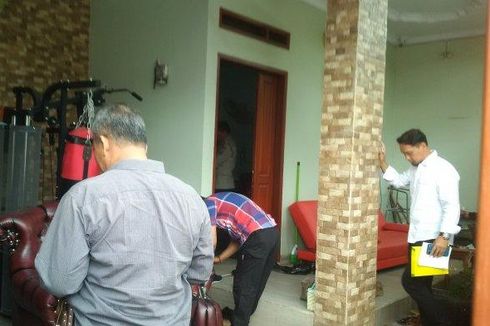 Polisi Periksa CCTV dan Bawa Sejumlah Barang Bukti dari Rumah Lina Jubaedah