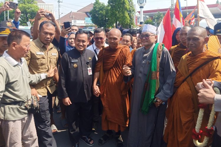-Ribuan warga Pemalang memadati alun-alun Pemalang menyambut biksu Thailand