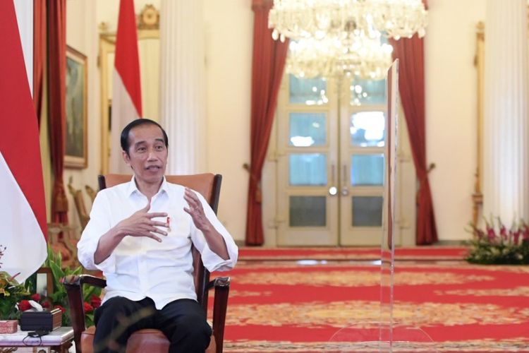 Presiden Joko Widodo dan Mendikbud Ristek Nadiem Makarim dalam perbincangan Kampus Merdeka yang berlangsung di Istana Negara, Jakarta, Selasa, 15 Juni 2021.