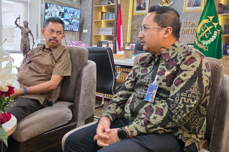 Pertemuan antara Direktur Kepatuhan dan Manajemen Risiko Jasa Raharja, Harwan Muldidarmawan dengan Jaksa Agung Muda Tindak Pidana Umum (Jampidum) Prof Dr Asep Nana Mulyana beserta jajarannya, yang berlangsung di Kejaksaan Agung Republik Indonesia, Jumat (23/05/2025).