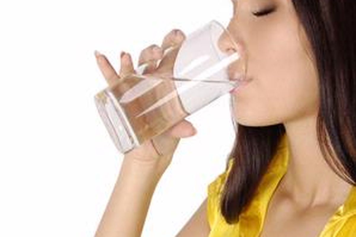 Dua gelas air putih sebelum makan untuk diet sukses. 