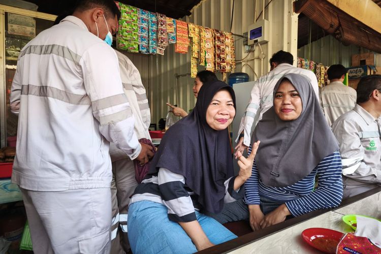 Nia (kanan) seorang pengelola warung makan di kawasan IWIP