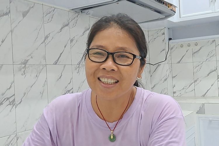 Ami Asun Budion (53) Ibu Rahmat Erwin Abdullah saat ditemui di kediamannya di Jalan Cendrawasih Lr 7A, Kemacatan Mamajang Makassar, Kamis (5/10/2023).