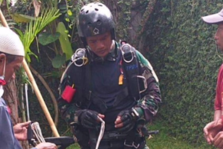 Tangkapan layar unggahan video yang memperlihatkan prajurit penerjun payung TNI mendarat di halaman rumah warga di Jakarta Selatan (Jaksel).