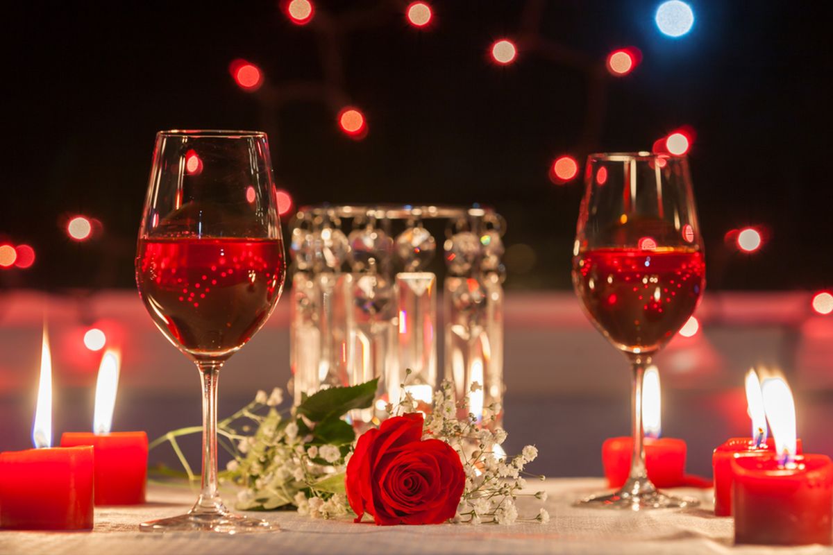 Ilsutrasi Makan malam romantis Valentine.