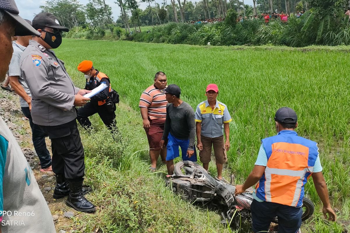Proses evakuasi pengendara motor tertabrak kereta api di perlintasan tanpa palang pintu Dusun Gempolan, Desa Baye, Kecamatan Kayen Kidul, Kabupaten Kediri, Jawa Timur, Minggu (2/1/2022).