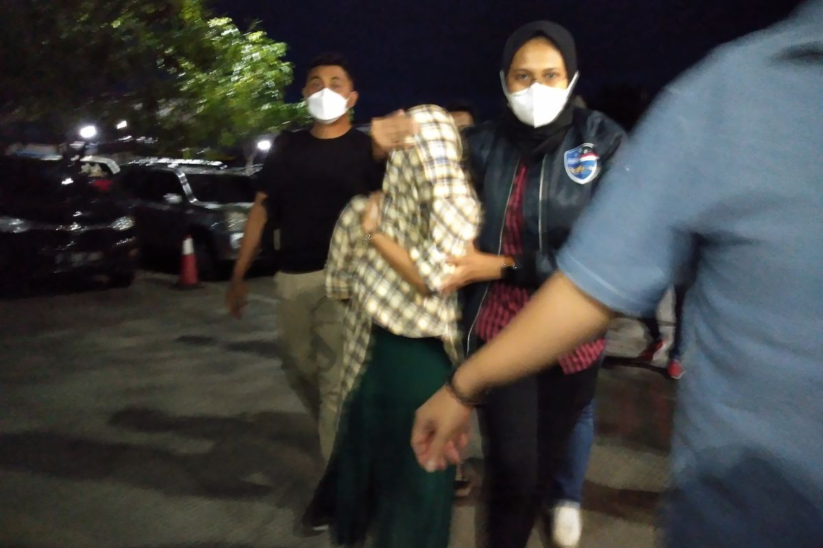 Tampak petugas dari tim Siber Polda Jabar tengah memboyong artis berinisial TA yang kepergok bersama seorang pria di hotel di Banding, polisi menduga TA terlibat prostitusi online.