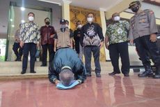 Sujud Syukur Dibebaskan Polisi, Mantan Guru yang Bakar Kelas di Garut Minta Maaf