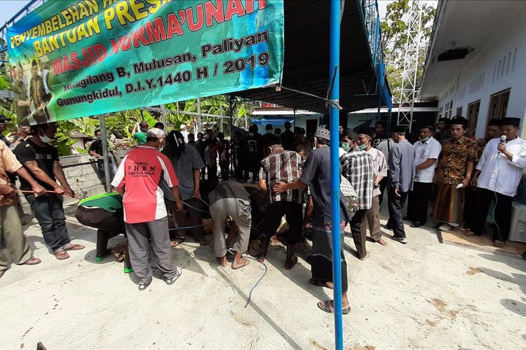 Suasana penyembelihan Hewan Kurban Bantuan Presiden Joko Widodo di Masjid Nurma'unah, Dusun Mulusan, Kecamatan Paliyan, Gunungkidul, Yogyakarya, Minggu (11/8/2019)