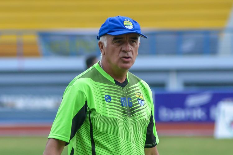 Mario Gomez saat masih melatih Persib Bandung di Liga 1 2018.