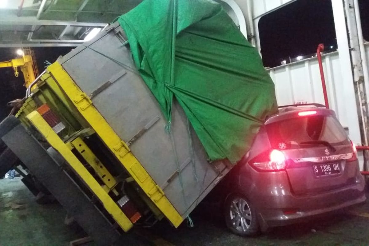 Sebuah dump truk terguling dan menimpa dua mobil dalam sebuah kapal yang menyeberang dari pelabuhan Khayangan Lombok menuju pelabuhan Poto Tano, Sumbawa, Rabu (11/6/2019).